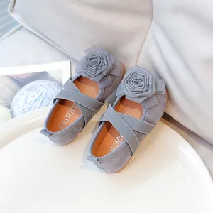 Lindos zapatos de princesa grises para niñas con flor de tela 3D y correas cruzadas