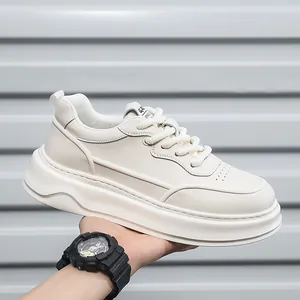 Vista dettagliata delle eleganti sneakers casual in pelle bianca con plateau da uomo