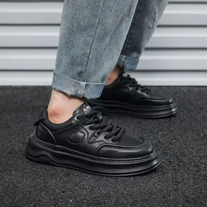 Vista dettagliata di sneakers nere da uomo con suola platform spessa e pelle morbida.