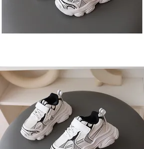 Vista de cerca de zapatillas gruesas blancas y negras para niños con velcro