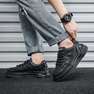 Vista laterale di sneaker nere da uomo con suola spessa e tomaia in morbida pelle nera.