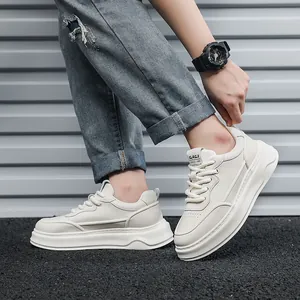 Vista ai piedi di sneakers in pelle bianca da uomo con suola spessa e design traspirante