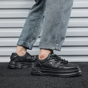 Vista laterale di eleganti sneaker nere da uomo con suola spessa e jeans denim blu