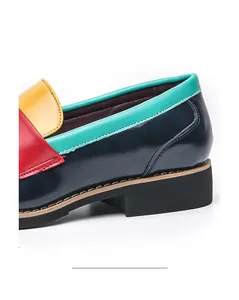 Gros plan sur les mocassins en cuir color-block faits main avec coutures de précision