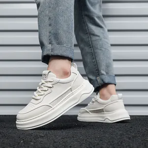 Vista dettagliata delle sneakers casual in pelle bianca con suola spessa da uomo