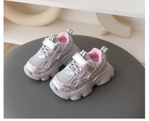 Vista detallada de zapatillas deportivas para niños en color plateado y rosa suave