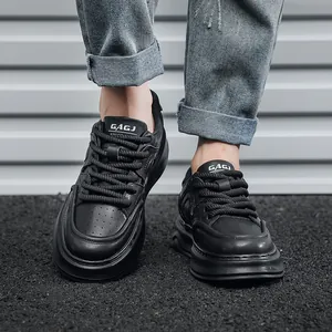 Vista frontale di sneakers casual da uomo nere con suola spessa e pelle morbida