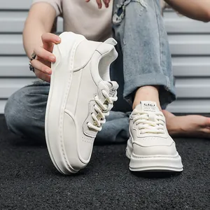 Primo piano di sneakers platform in pelle bianca con dettagli traspiranti e suola spessa