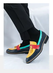 Gros plan de mocassins en cuir pour hommes bicolores avec des détails de glands stylés