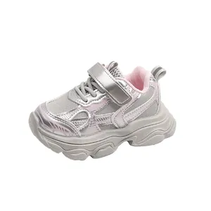 Zapatillas plateadas para niños con malla, detalles rosas y cierre de velcro seguro