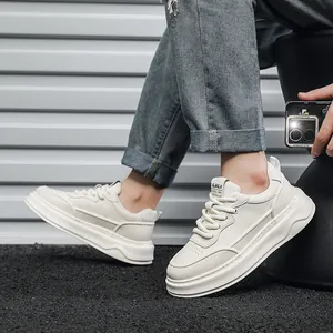 Primo piano di eleganti sneaker platform in pelle bovina bianca da uomo con suola a onde