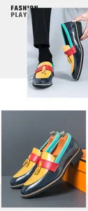 Vue détaillée des mocassins colorés faits à la main pour hommes avec des pompons élégants
