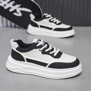 Eleganti sneakers da uomo in pelle bianca e nera con suole spesse per un look casual di tendenza.