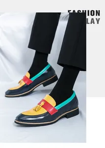 Gros plan de mocassins en cuir color-block pour hommes avec détails de glands élégants