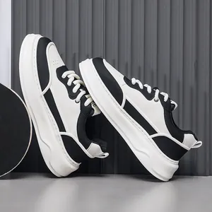 Profilo laterale di sneakers casual da uomo in pelle bianca e nera con suola platform spessa
