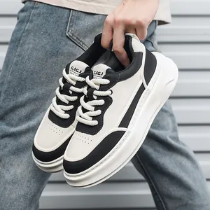 Vista dettagliata delle sneakers da uomo in pelle bianca e nera con suola spessa