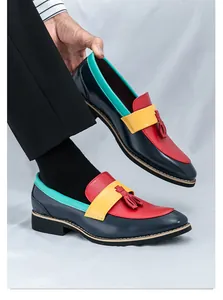 Détail de mocassins pour hommes en cuir bicolore avec des pompons élégants