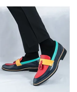 Gros plan de mocassins en cuir pour hommes faits main aux couleurs vives avec élégant pompon