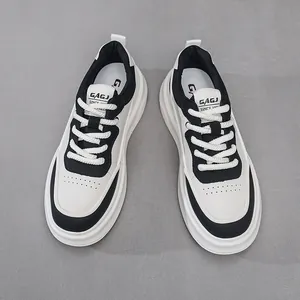 Dettaglio di sneaker casual in pelle bianca e nera con suole spesse e fori traspiranti
