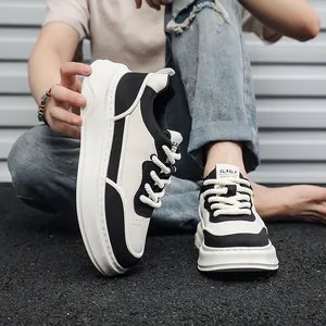 Sneaker casual da uomo in pelle con suole spesse platform e design bianco e nero
