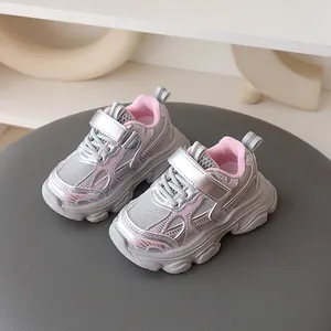 Zapatillas chunky para niños en plateado y rosa con cierre de velcro y acabado metálico