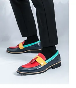 Vue détaillée de mocassins business en cuir colorés avec glands et design patchwork