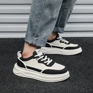 Dettaglio di sneakers alla moda in pelle bovina bianca e nera da uomo con suola spessa