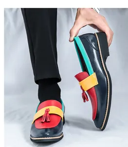 Détail de mocassins à glands en cuir faits main pour hommes avec un design multicolore
