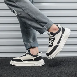 Vista laterale dettagliata di sneaker da uomo in pelle con suola spessa in bianco e nero
