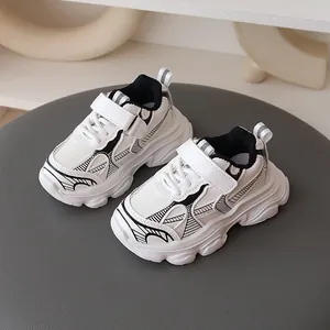 Zapatillas chunky blancas y negras para niños con superficie de cuero transpirable