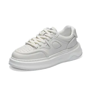 Sneaker bianche da uomo con suola spessa e tomaia morbida, scarpe casual alla moda autunno