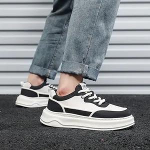Sneakers casual bianche e nere alla moda con suola spessa per uomo