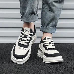 Primo piano di eleganti sneakers platform in pelle bianca e nera da uomo