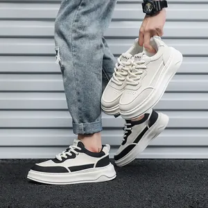 Vista dettagliata di eleganti sneakers da uomo con suola spessa in bianco e nero
