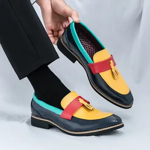 Mocassins en cuir pour hommes au design color-block avec pompons pour les affaires