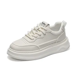 Sneakers casual in pelle bianca con suole spesse elevate e design traspirante da uomo