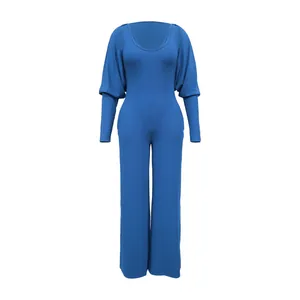 Detailansicht eines blauen, gerippten Jumpsuits mit weitem Bein und Umhangärmeln.