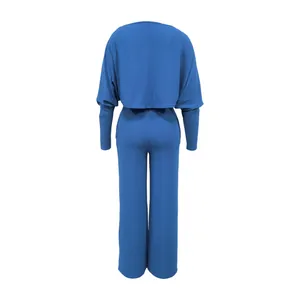 Detail-Rückansicht des blauen gerippten Damen-Sets mit Langarm-Bolero und Hose