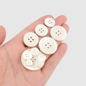 Elegantes Set aus weißen Perlmuttschalenknöpfen in verschiedenen Größen für edle Kleidung