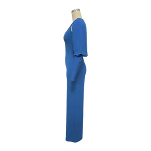 Detailansicht eines eleganten blauen gerippten Jumpsuits mit langarm Bolero-Set