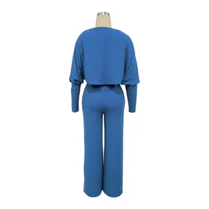 Rückansicht des blauen gerippten zweiteiligen Sets mit langärmeligem Umhang und Jumpsuit.