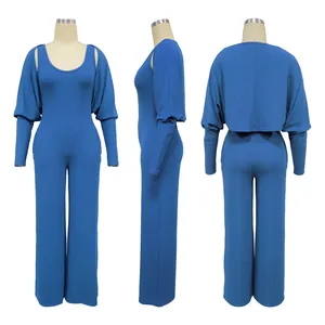 Drei-Winkel-Ansicht des blauen gerippten Jumpsuits mit passendem Langarm-Bolero