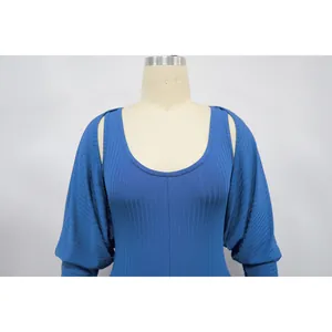Detailansicht eines blauen, gerippten Jumpsuit-Sets mit passendem Langarm-Bolero für Damen.