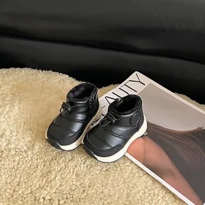 Detailansicht schwarzer Winter-Schneestiefel für Kleinkinder mit warmem Plüschfutter.