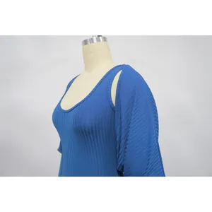 Seitenansicht eines blauen, gerippten Jumpsuit-Sets mit passendem Bolero-Oberteil