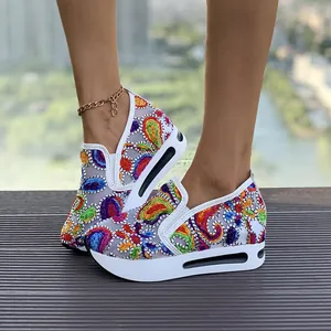 Zapatillas de cuña de malla transpirable con bordados florales y suela de plataforma