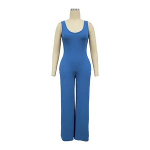 Detailansicht eines blauen, gerippten, ärmellosen Jumpsuits für Damen an einer Schaufensterpuppe