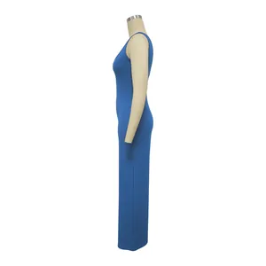 Seitenansicht eines blau gerippten ärmellosen Maxi-Jumpsuits auf einer Schaufensterpuppe