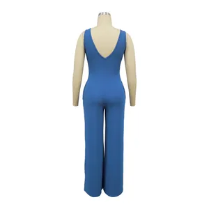 Detaillierte Rückansicht eines blau gerippten, ärmellosen Jumpsuits für Damen am Mannequin