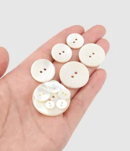 Detailaufnahme von hochwertigen weißen Naturmuschelknöpfen in verschiedenen Größen